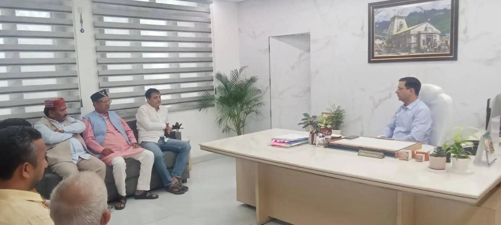 विधायक पोरी ने सचिवों के सामने उठाया नवनिर्माण, डामरीकरण और ग्रामीण सड़कों का मुद्दा