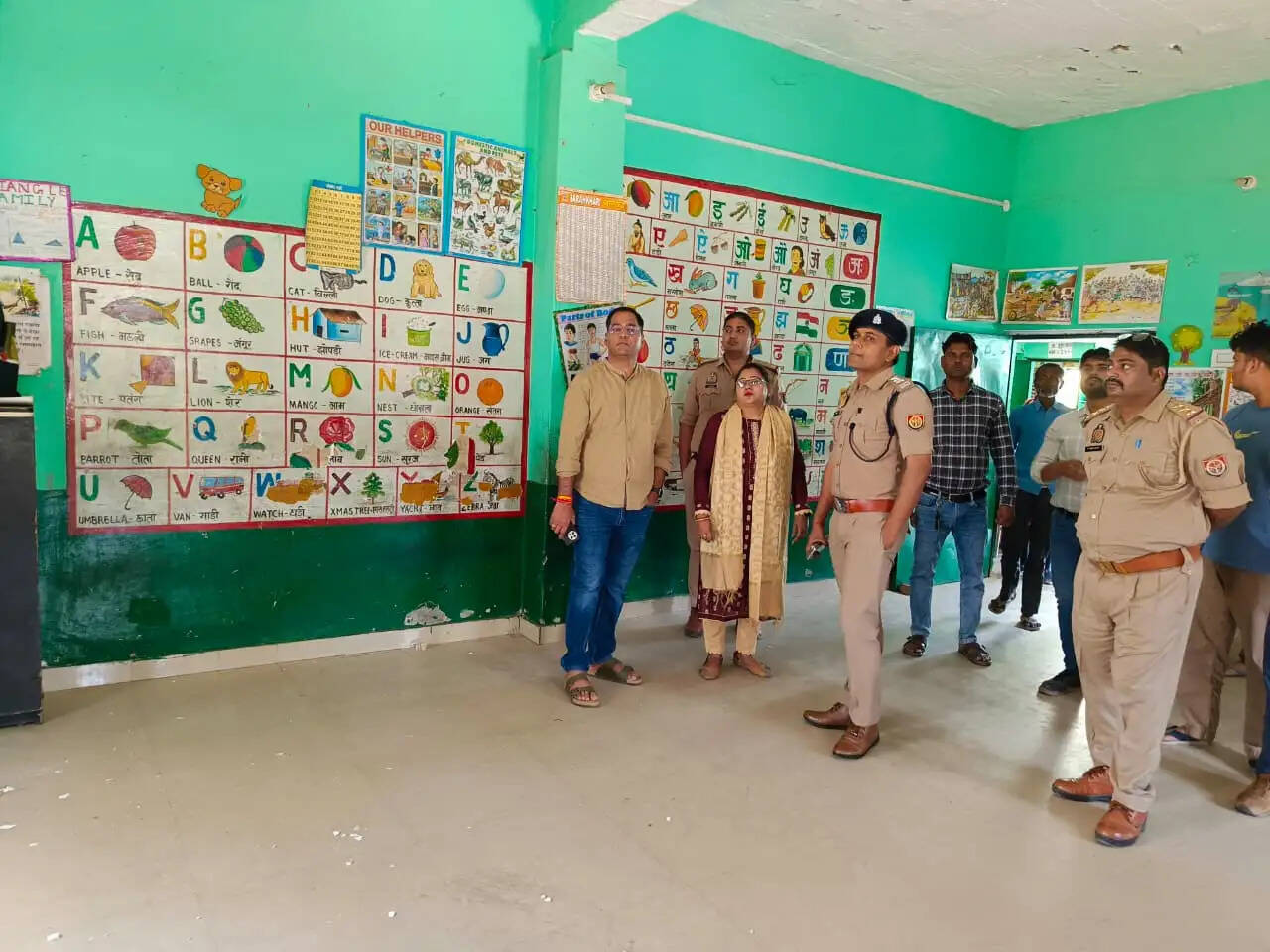 प्लास्टर गिरने पर स्कूल में हंगामा, पुलिस-प्रशासन ने संभाला मोर्चा