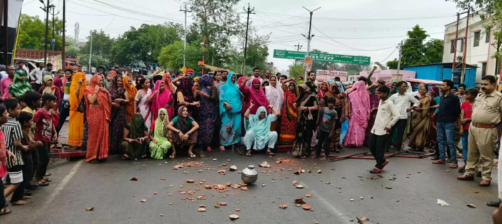 पेयजल संकट : टंकी पर चढ़ीं महिलाएं, लगाया जाम व मांगा पानी