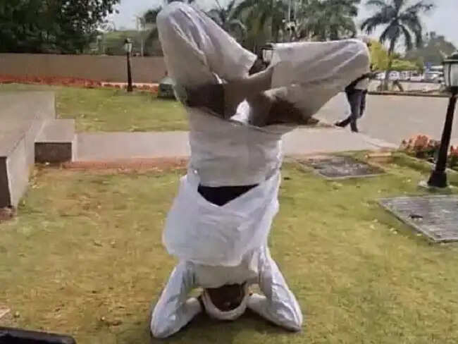 मप्र विधानसभा में कांग्रेस विधायक ने किया शीर्षासन, हर्ष फायरिंग पर एफआईआर को लेकर जताया विरोध