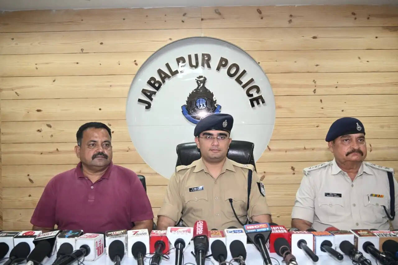 जबलपुरः कुख्यात गैंगस्टर छोटू चौबे का पिता गिरफ्तार, दो लोडेड पिस्टल बरामद
