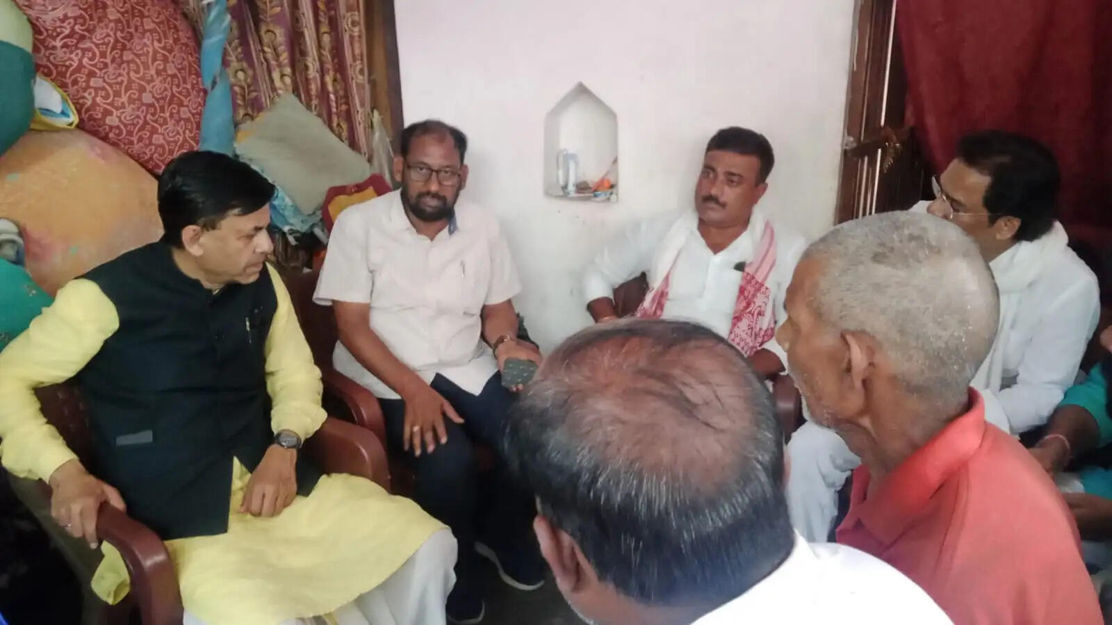 शिवानंद चौरसिया के परिजनों से मिले भाजपा सांसद, एक लाख रुपये की दी आर्थिक सहायता