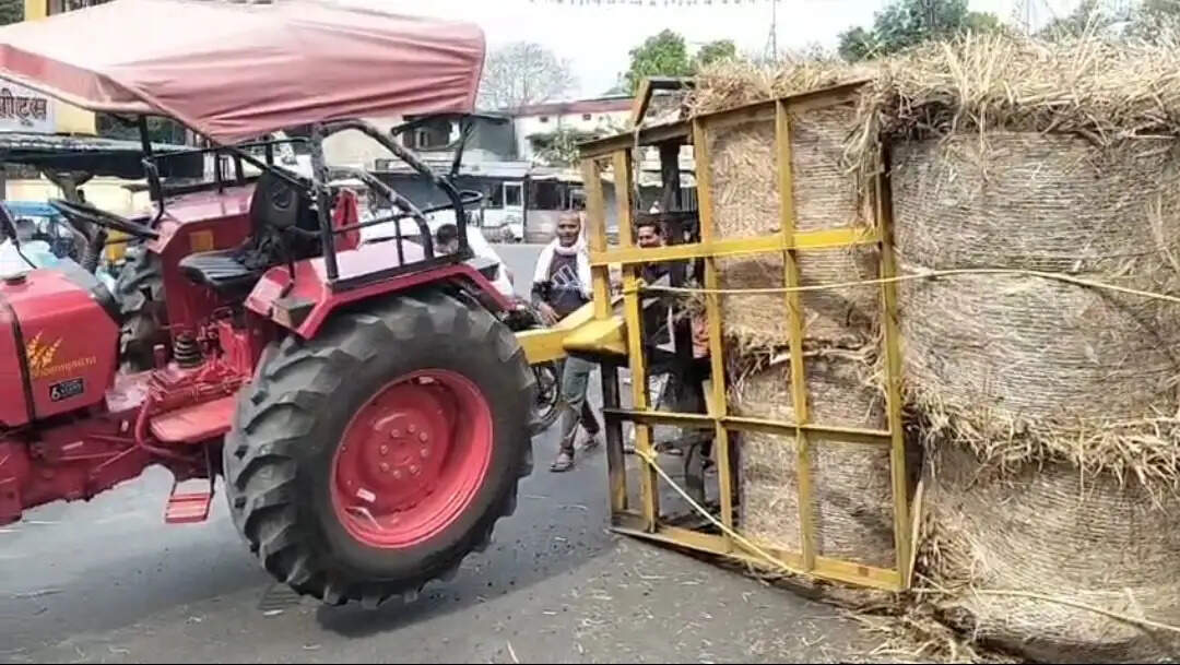 जबलपुरः घास से भरी ट्रैक्टर ट्राली पलटी, बाइक सवार दबा—हालत गंभीर