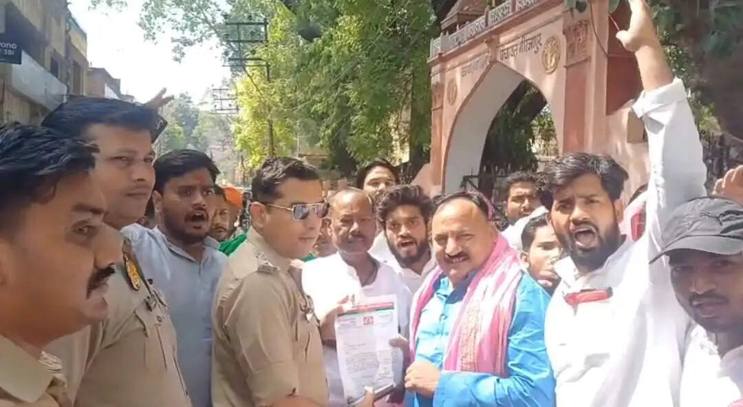 बाइक हटाने के विवाद में पुलिस ने पूर्व छात्रसंघ अध्यक्ष को पीटा, विरोध में सपा नेता पहुंचे कलेक्ट्रेट