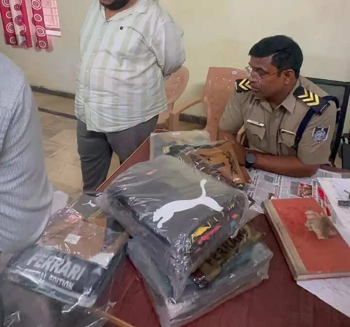 जबलपुर : पूमा के लोगो वाले नकली कपड़ों का कारोबार पकड़ा, 496 नग टीशर्ट-लोवर और हुडी जब्त