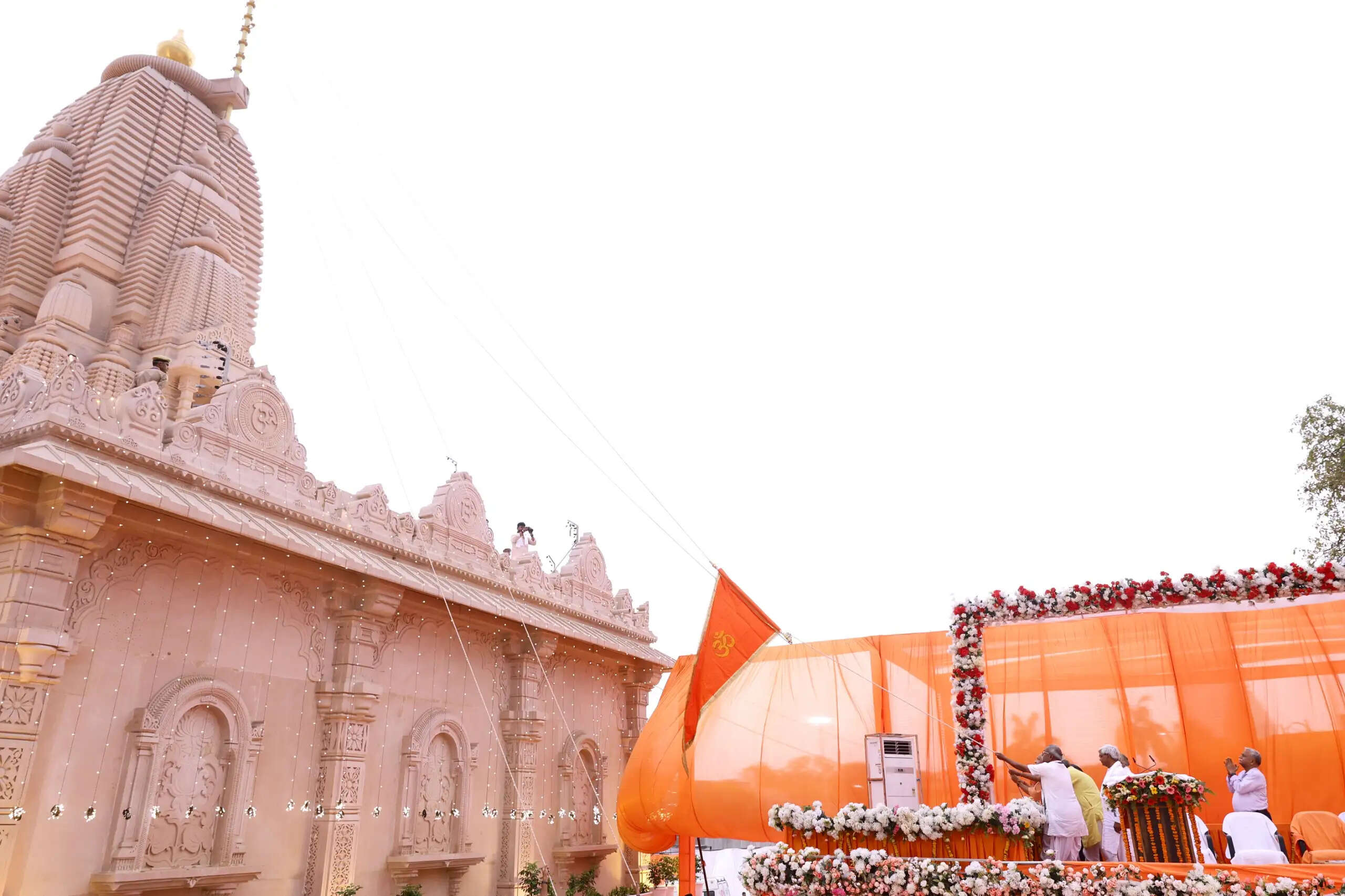 श्रीराम जन्मभूमि मंदिर परिसर में शिव मंदिर के शिखर पर मुख्यमंत्री योगी ने किया ध्वजारोहण