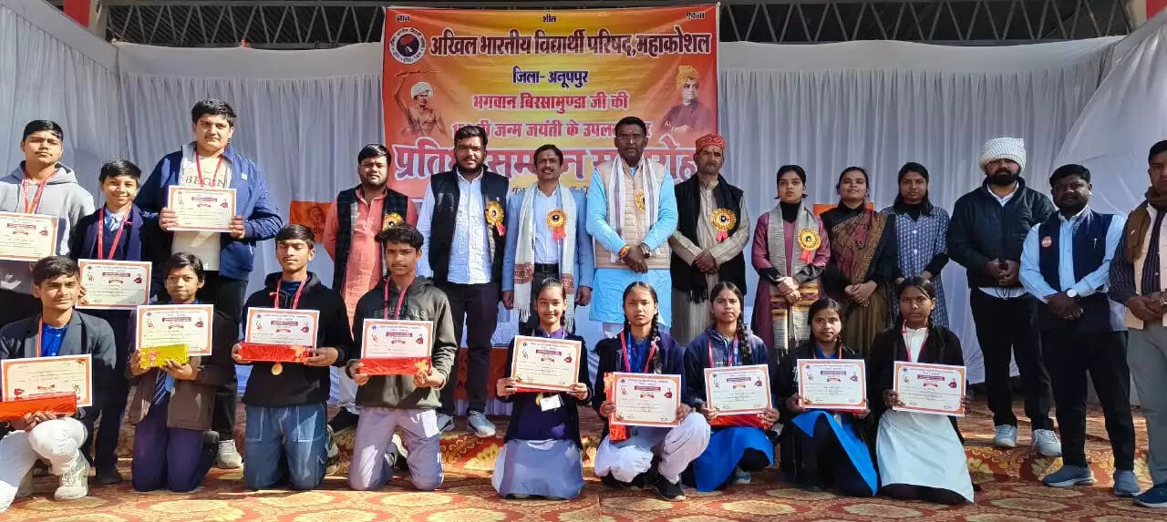 अनूपपुर: प्रभारी मंत्री के भाषण के शोर शराब के बीच परीक्षा देने को मजबूर हुए छात्र