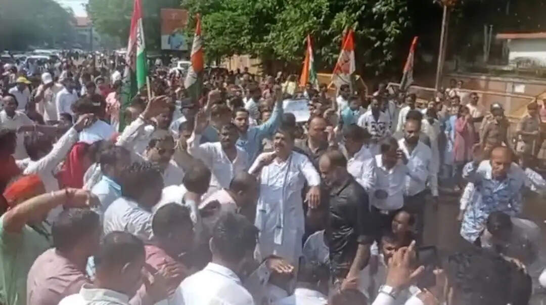 जबलपुर में बढ़ते अपराध के खिलाफ युवक कांग्रेस का प्रदर्शन, एसपी ऑफिस घेरने पहुंचे कार्यकर्ता