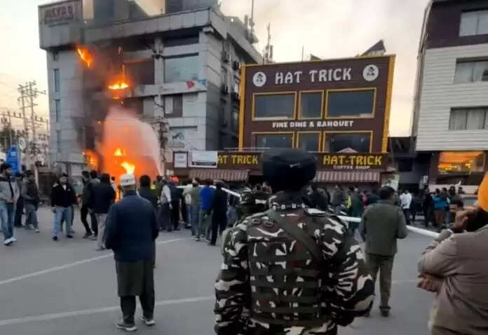 जियो ऑफिस में लगी आग, श्रीनगर के राजबाग में जेएंडके बैंक की शाखा भी चपेट में
