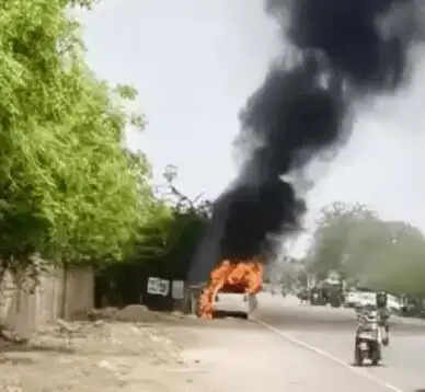 चलती कार बनी आग का गोला