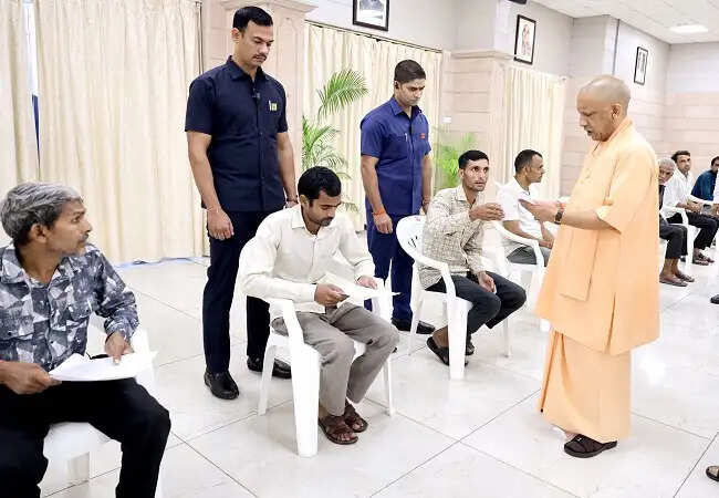 शांति, खुशहाली व सुदृढ़ कानून व्यवस्था नए यूपी की पहचान, इसमें बाधा डालने वालों को सिखाएं सबक&nbsp;:&nbsp;मुख्यमंत्री याेगी