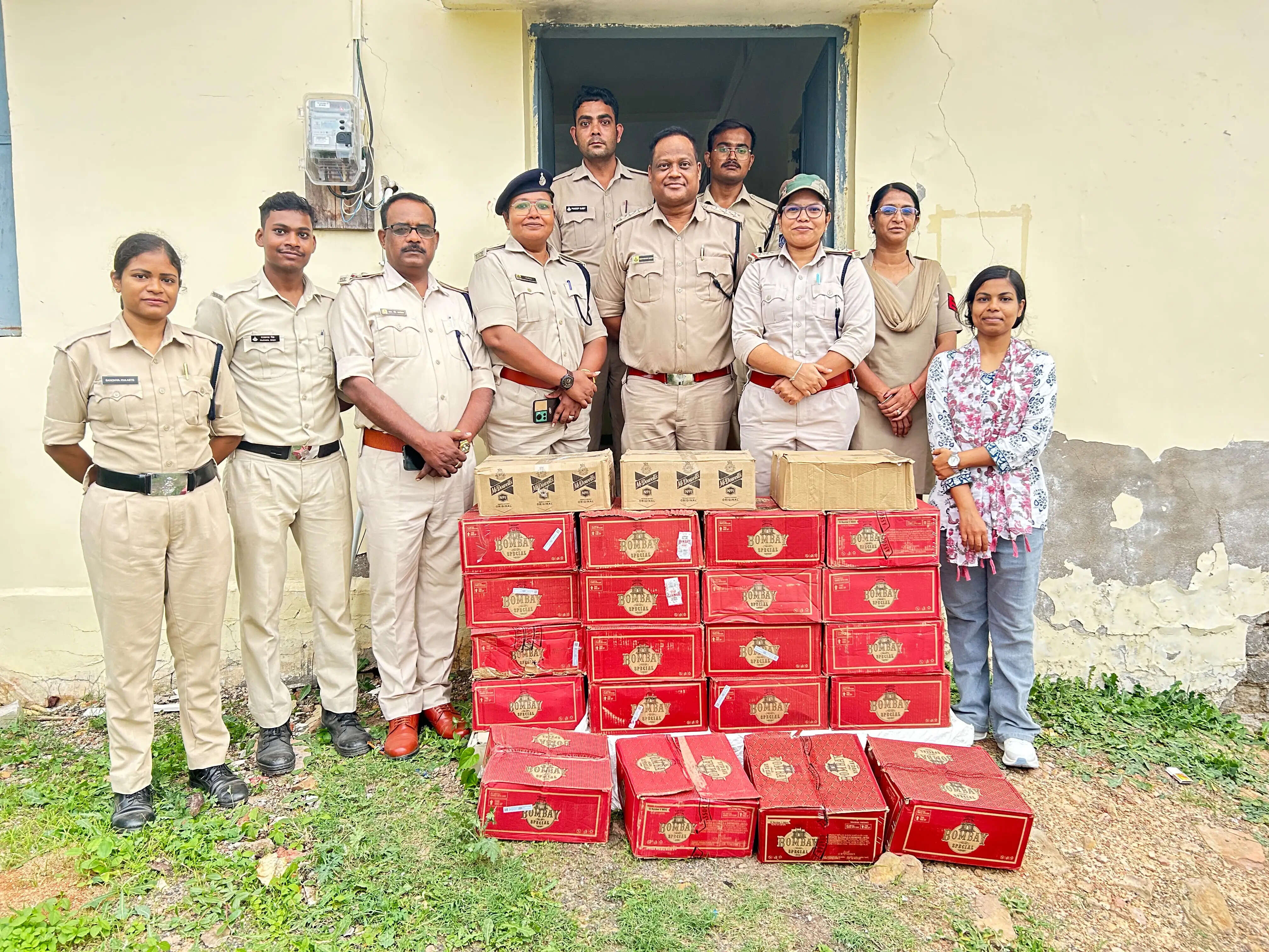 सागर : आबकारी विभाग की बड़ी कार्रवाई, ग्राम बरोदिया कला से 23 पेटी अवैध विदेशी मदिरा जब्त, आरोपी फरार