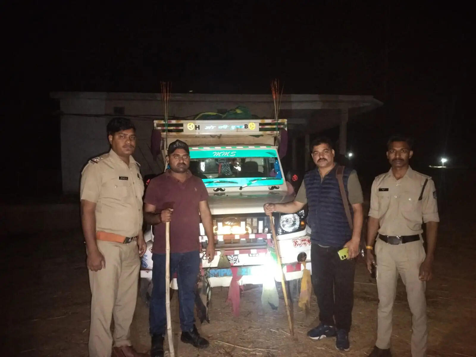 अनूपपुर: अवैध पशु तस्करी पर कार्रवाई, पिकअप में ठूंसकर ले जाए जा रहे 6 भैंसे बरामद, तस्कर फरार