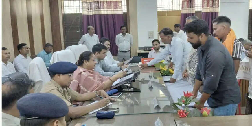 मंडल आयुक्त ने समाधान दिवस में सुनी जनता की समस्याएं