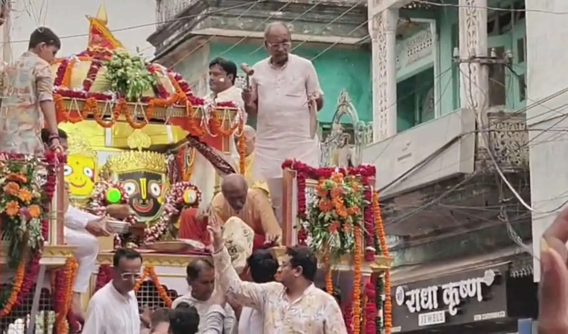 धूमधाम से निकली शहर में रथयात्रा, श्रद्धालुओं का उमड़ा सैलाब