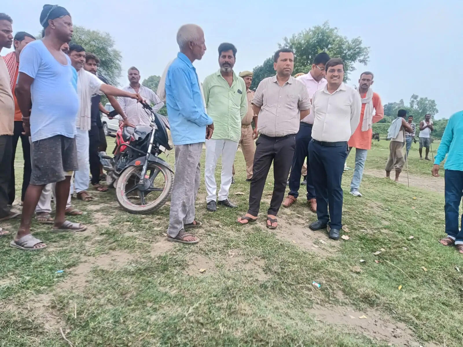 बाराबंकी : बाढ़ प्रभावित गांवों में पहुंचे एडीएम, ग्रामीणों से जाना हाल
