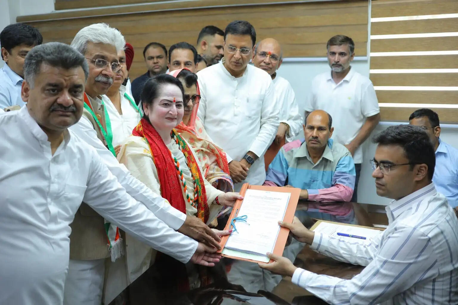 पंचकूला में कांग्रेस उम्मीदवार ने किया नामांकन, हुड्डा गुट ने बनाई दूरी