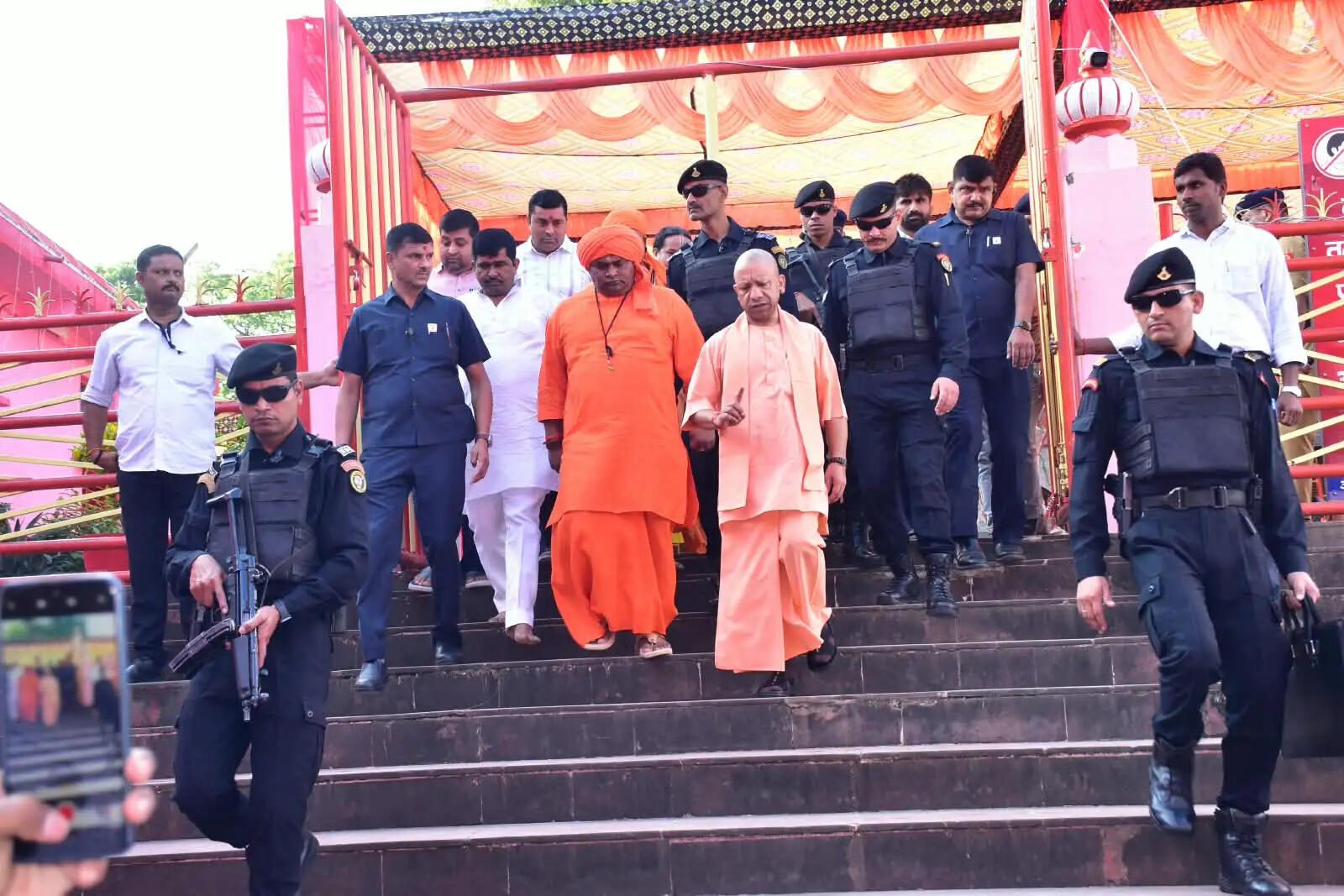 नवरात्रि के प्रथम दिन मुख्यमंत्री योगी ने किया मां पाटेश्वरी का पूजन, गायों को खिलाया हरा चारा