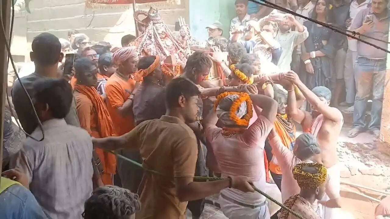 वाराणसी के मणिकर्णिकाघाट पर जलती चिताओं के बीच खेली गई चिता भस्म की होली