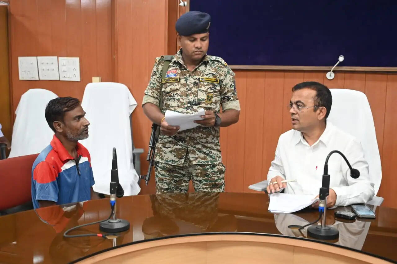 जनदर्शन में कलेक्टर महोबे ने सुनीं लोगों की समस्याएं, 66 आवेदनों पर त्वरित निराकरण के निर्देश