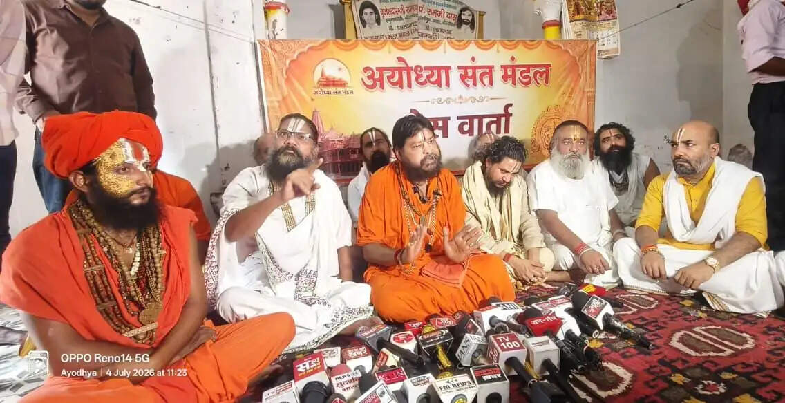 चंपत राय के बचाव में उतरे अयोध्या के संत, ट्रस्ट से इस्तीफा स्वीकार नहीं करने की अपील