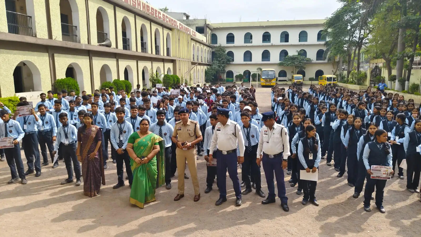 जांजगीर-चांपा पुलिस की पहल: लायंस स्कूल में छात्रों को यातायात नियमों और साइबर अपराध से बचाव की दी जानकारी