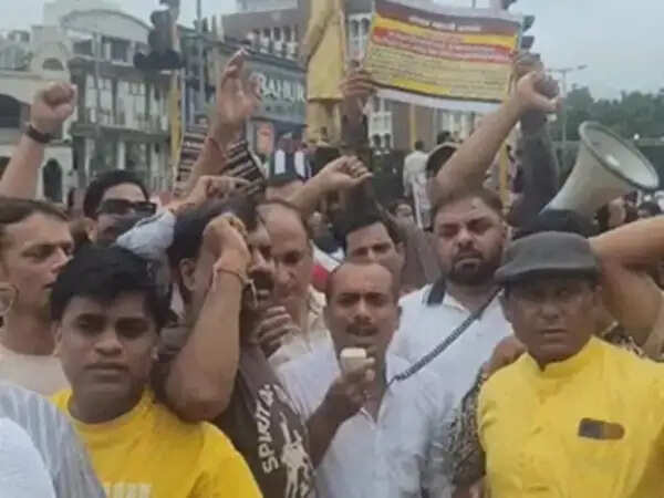 भोपाल में सीलिंग कार्रवाई के विरोध में व्यापारियों ने चक्काजाम कर किया प्रदर्शन, उग्र आंदोलन की दी चेतावनी
