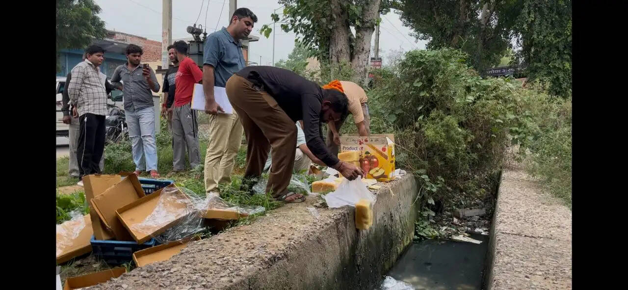 खाद्य सुरक्षा विभाग ने बदबू और फफूंद मिलने के बाद कलाकंद, रसगुल्ला और बर्फी कराई नष्ट