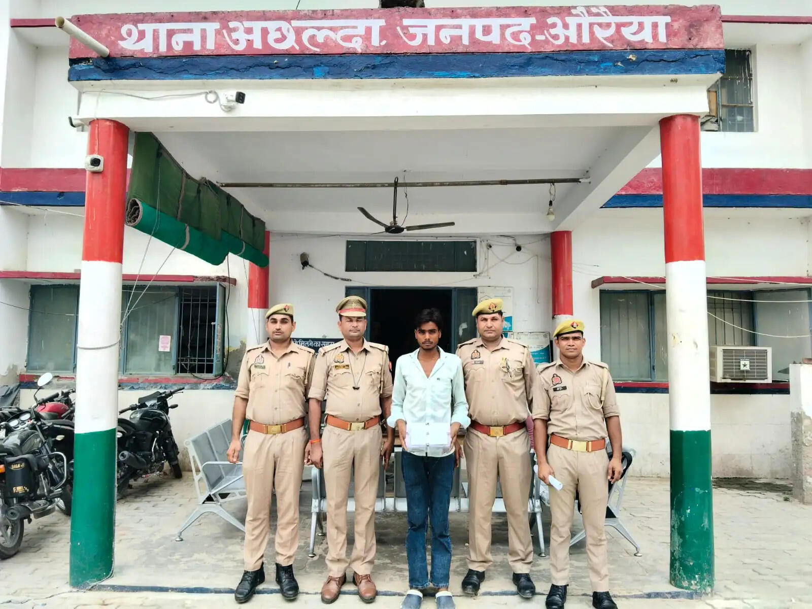 पुलिस ने 25 हजार के इनामी बदमाश काे गिरफ्तार किया