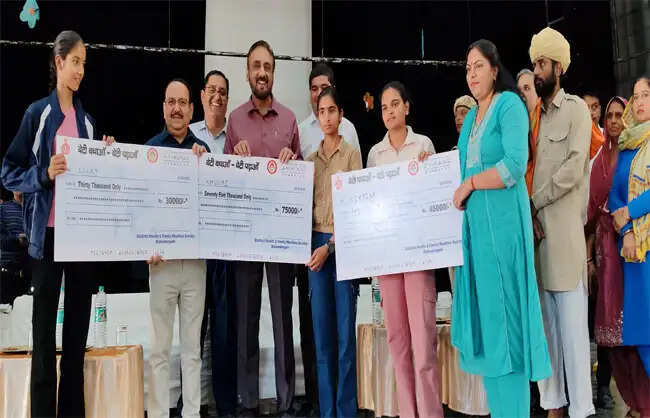 नारनौलः ‘बेटी बचाओ-बेटी पढ़ाओ’ अभियान से बदली सोच, बेटियां बना रहीं नई पहचान : कैप्टन मनोज कुमार