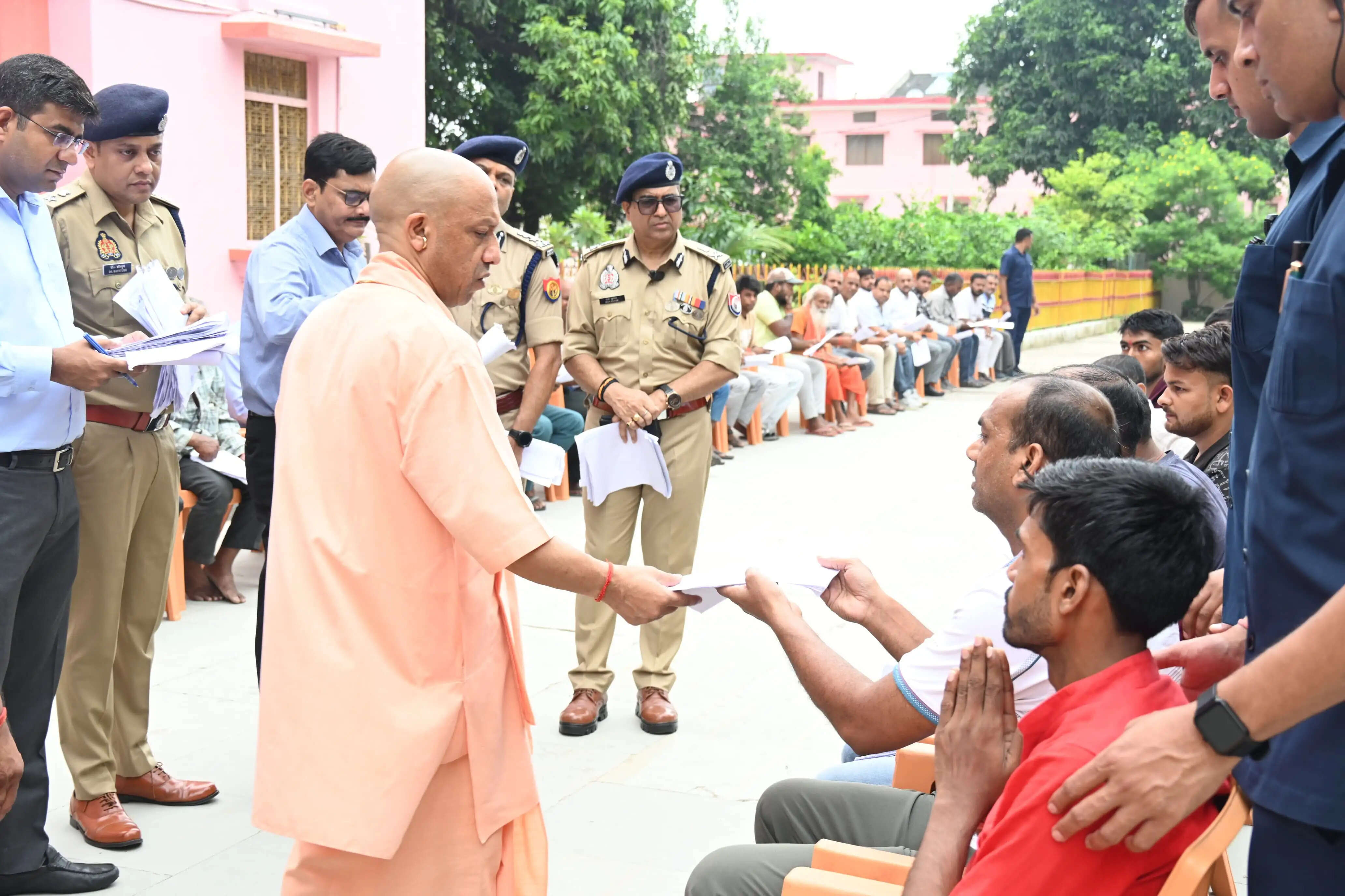 घबराइए मत, कराएंगे हर समस्या का समाधान : याेगी आदित्यनाथ