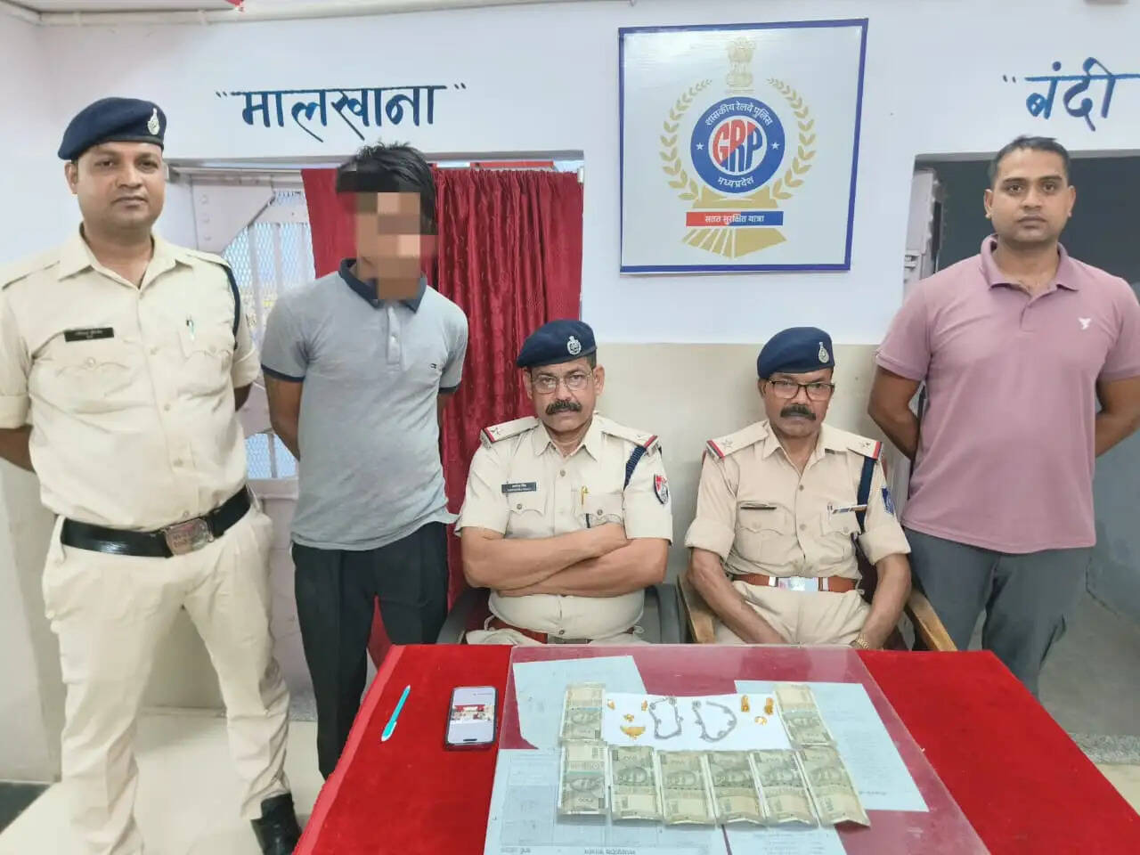 अनूपपुर: रेलवे स्टेशन में संदिग्ध अवस्था में यात्रियों के सामान की ताकझांक करता युवक गिरफ्तार, 1.89 लाख का सामान बरामद