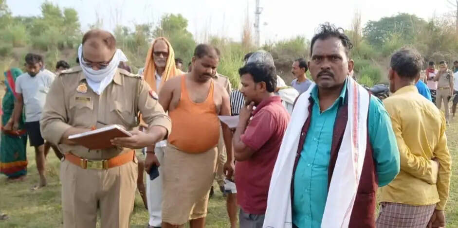 मीरजापुर: कर्णावती नदी में युवक का शव मिलने से सनसनी, हत्या की आशंका