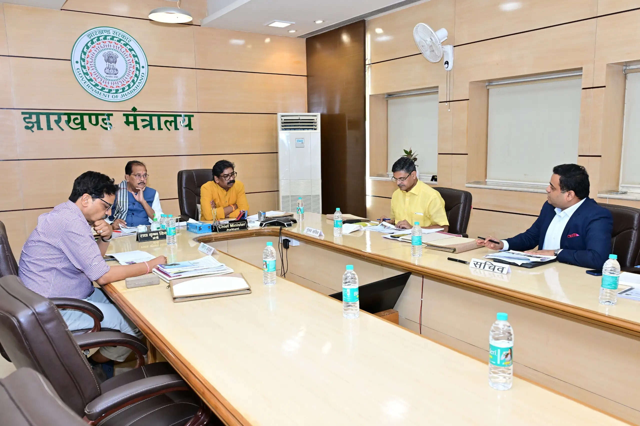 राज्य के सर्वांगीण विकास को गति देने के लिए प्रतिबद्धता से काम करें अधिकारी : मुख्यमंत्री