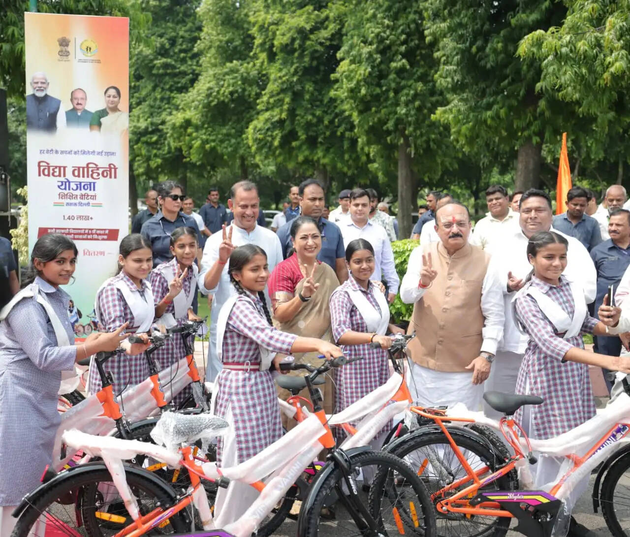 मुख्यमंत्री रेखा गुप्ता ने ‘विद्या वाहिनी योजना’ के तहत दो सौ छात्राओं को वितरित की साइकिलें