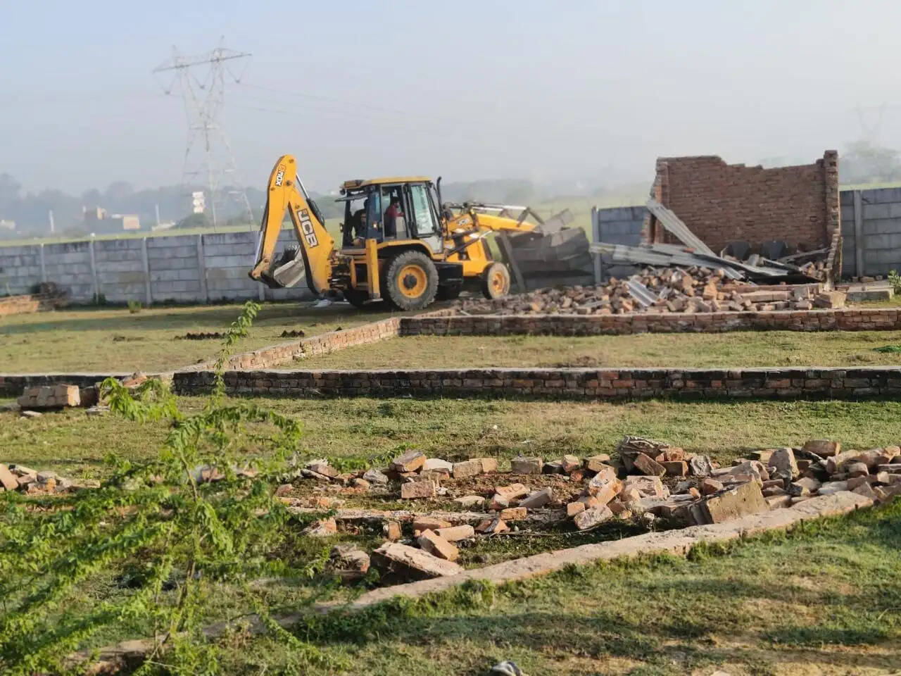 केडीए ने आठ बीघा की अवैध प्लाटिंग पर चलाया बुलडोजर