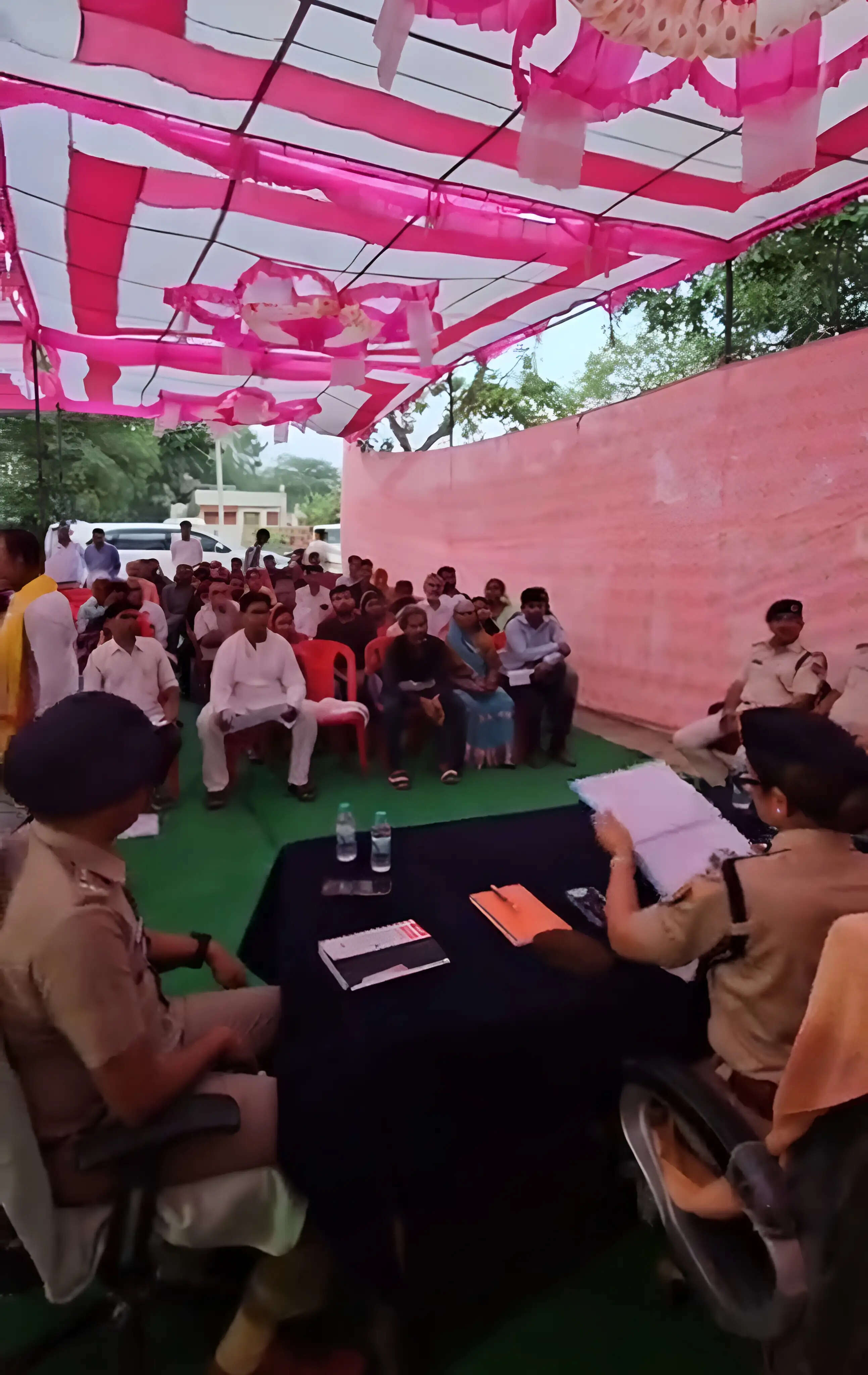 भरतपुर में आईजी प्रीति चंद्रा की जनसुनवाई, अवैध शराब और अनैतिक गतिविधियों की शिकायतों पर कार्रवाई के निर्देश