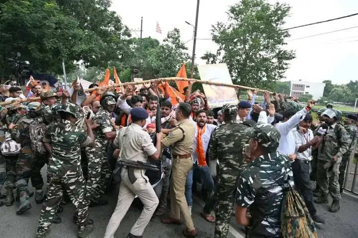 एबीवीपी ने जेपीएससी-जेएसएससी परीक्षाओं में अनियमितताओं के विरोध में मुख्यमंत्री आवास का किया घेराव