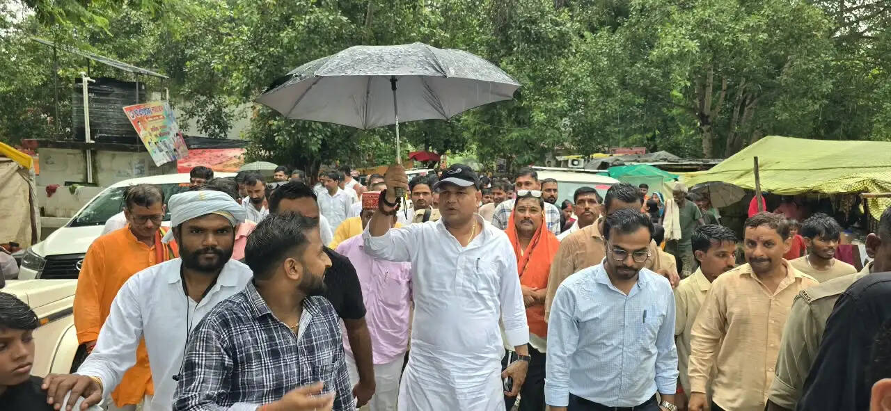 अमेठी में हेलीकॉप्टर से कांवड़ियों पर पुष्पवर्षा