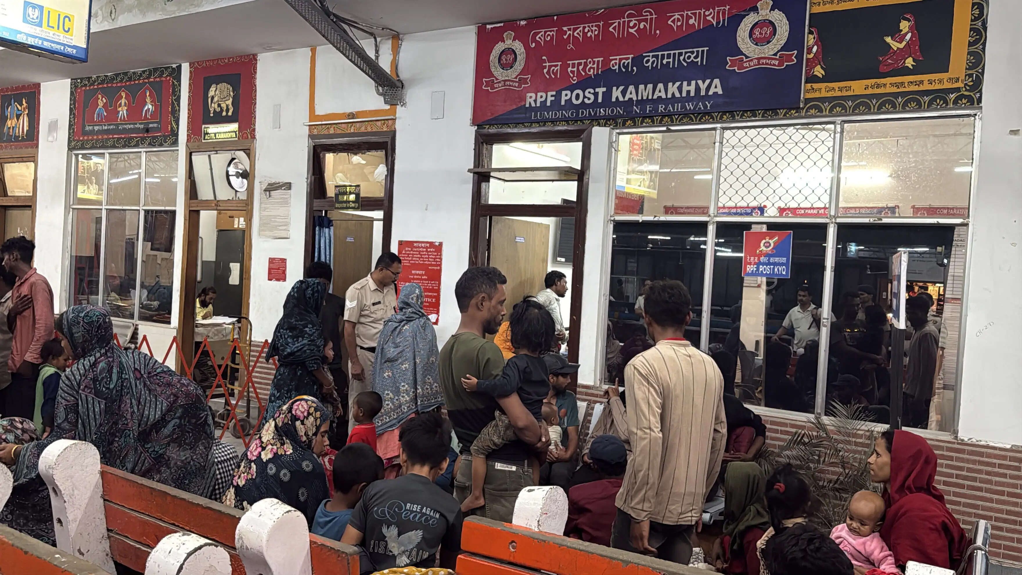 (असम) कामाख्या रेलवे स्टेशन से 58 बांग्लादेशी नागरिक गिरफ्तार