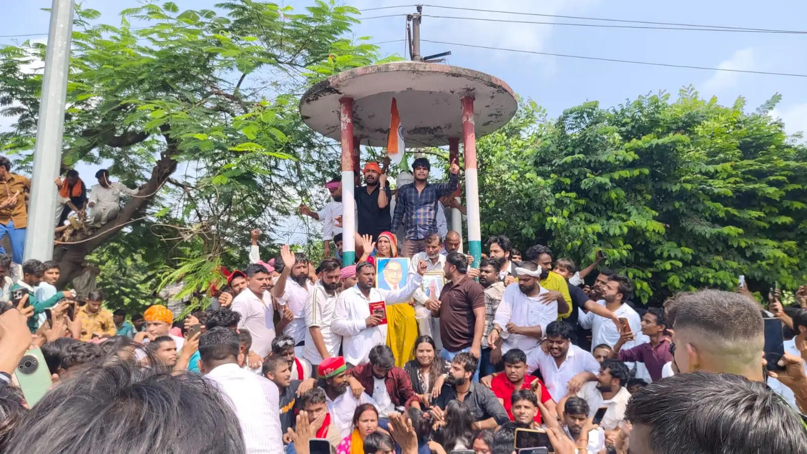 सुलतानपुर में संजय व समर्थकों पर धरना-प्रदर्शन एवं तोड़फाेड़ मामले में तीन केस दर्ज