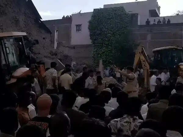 इंदौर&nbsp;में&nbsp;जर्जर मकान तोड़ते समय गिरी दीवार, मलबे में दबने से&nbsp;तीन महिलाओं की मौत, चार घायल