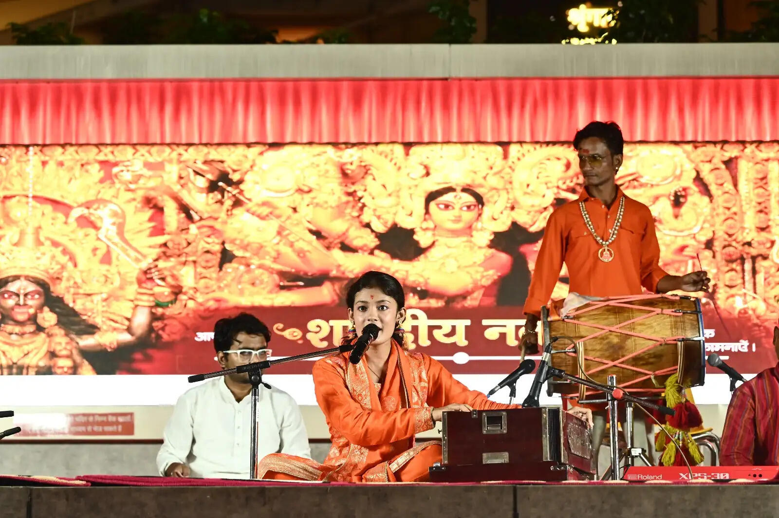 शारदीय नवरात्रि के दूसरे दिन काशी विश्वनाथ धाम में मांडवी सिंह के नृत्य समूह ने बांधा समां