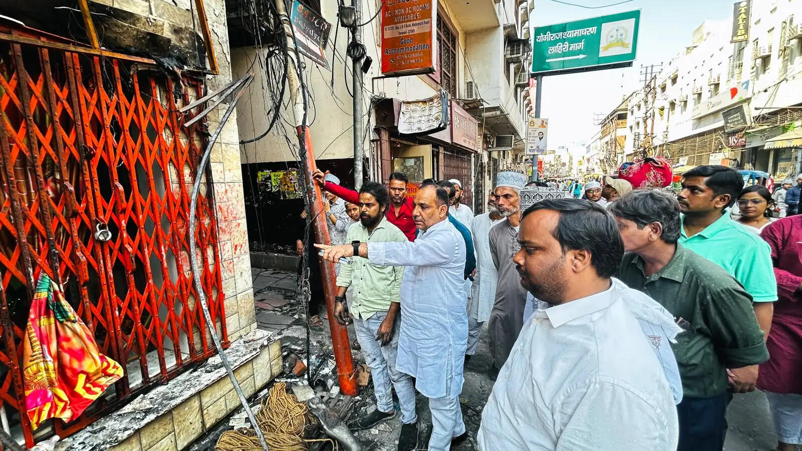 मदनपुरा अग्निकांड: पीड़ित प्रजापति परिवार से मिले कांग्रेस नेता, आर्थिक सहायता की मांग
