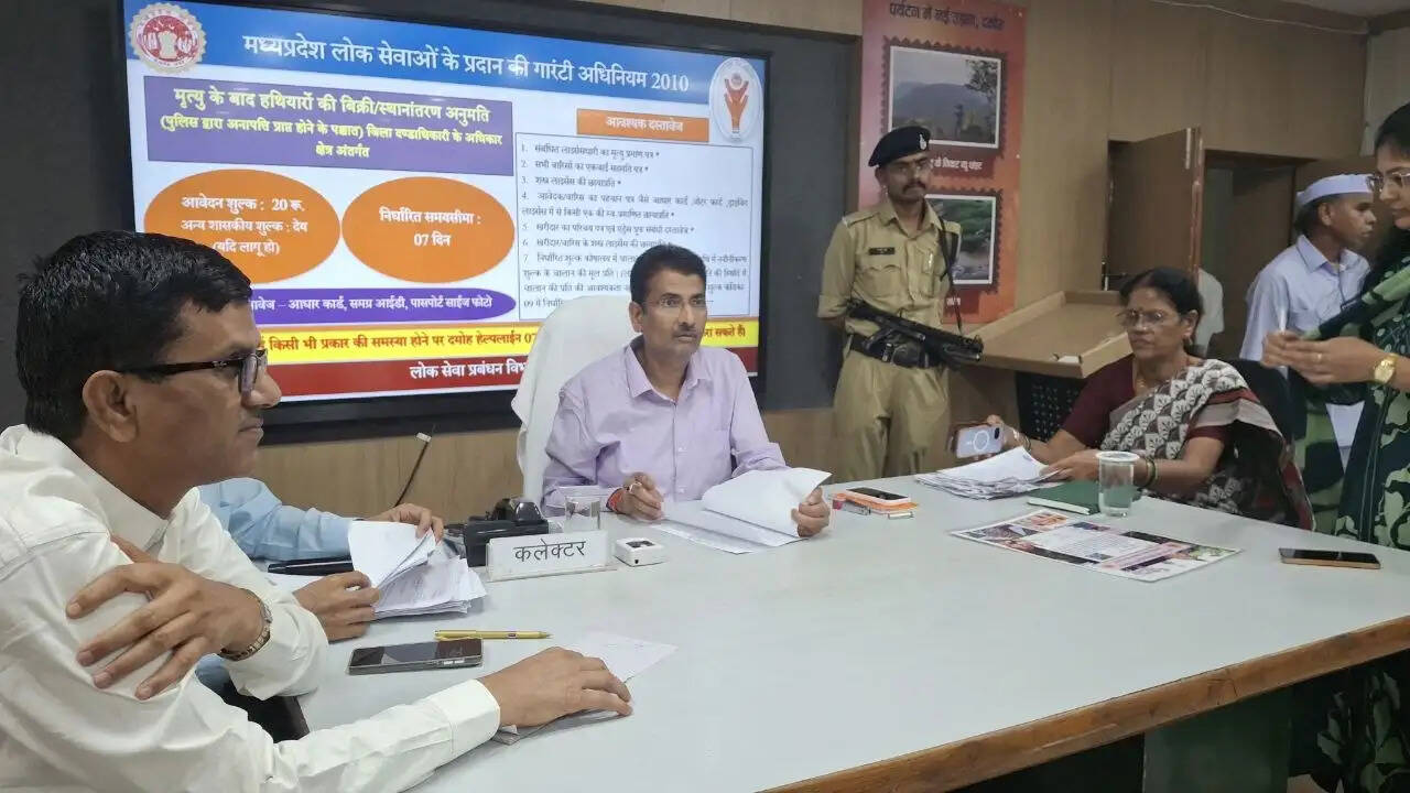 दमोह: पहली जनसुनवाई में एक्शन मोड में दिखे कलेक्टर, नगरीय अव्यवस्थाओं पर सख्ती