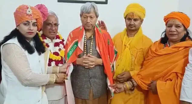 श्रीकृष्ण जन्मभूमि मुक्ति संकल्प : मथुरा में तीरथ सिंह रावत ने किया पवित्र रजत शिला का विधि-विधान से पूजन