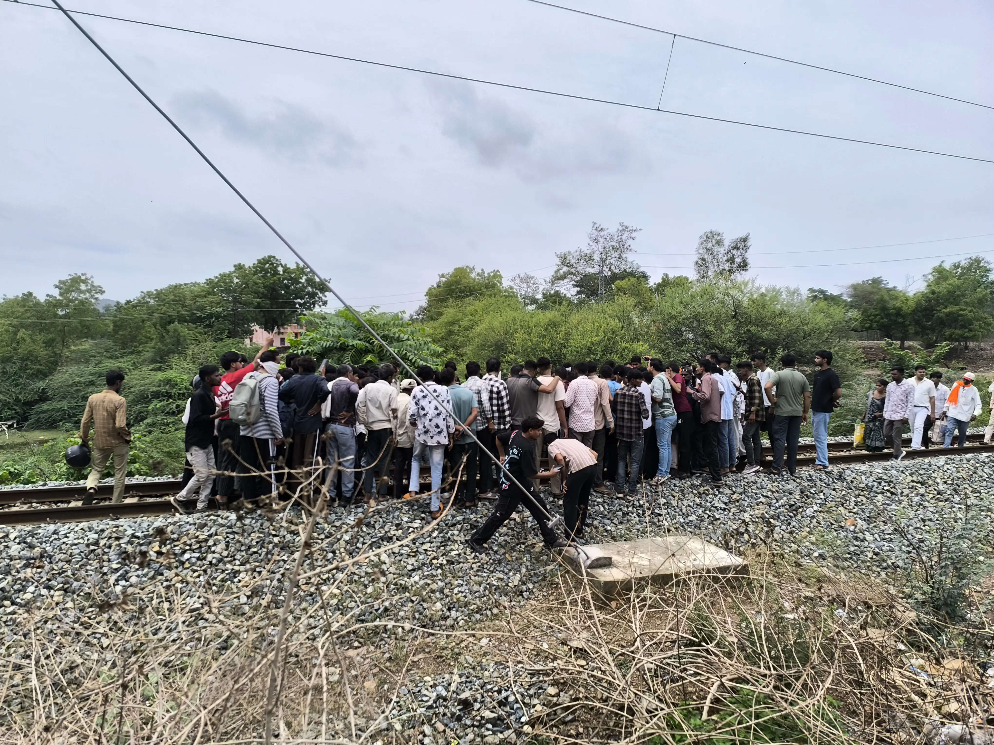 सरकारी नौकरी की खुशी मातम में बदली; बेटे को नियुक्ति पत्र मिलने के कुछ ही देर बाद पिता की ट्रेन हादसे में मौत