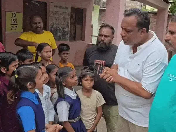 भोपाल&nbsp;के&nbsp;ओम नगर में सरकारी स्कूल की बदहाल स्थिति पर कांग्रेस ने उठाए सवाल, बिजली-पानी और अतिरिक्त शिक्षकों की मांग