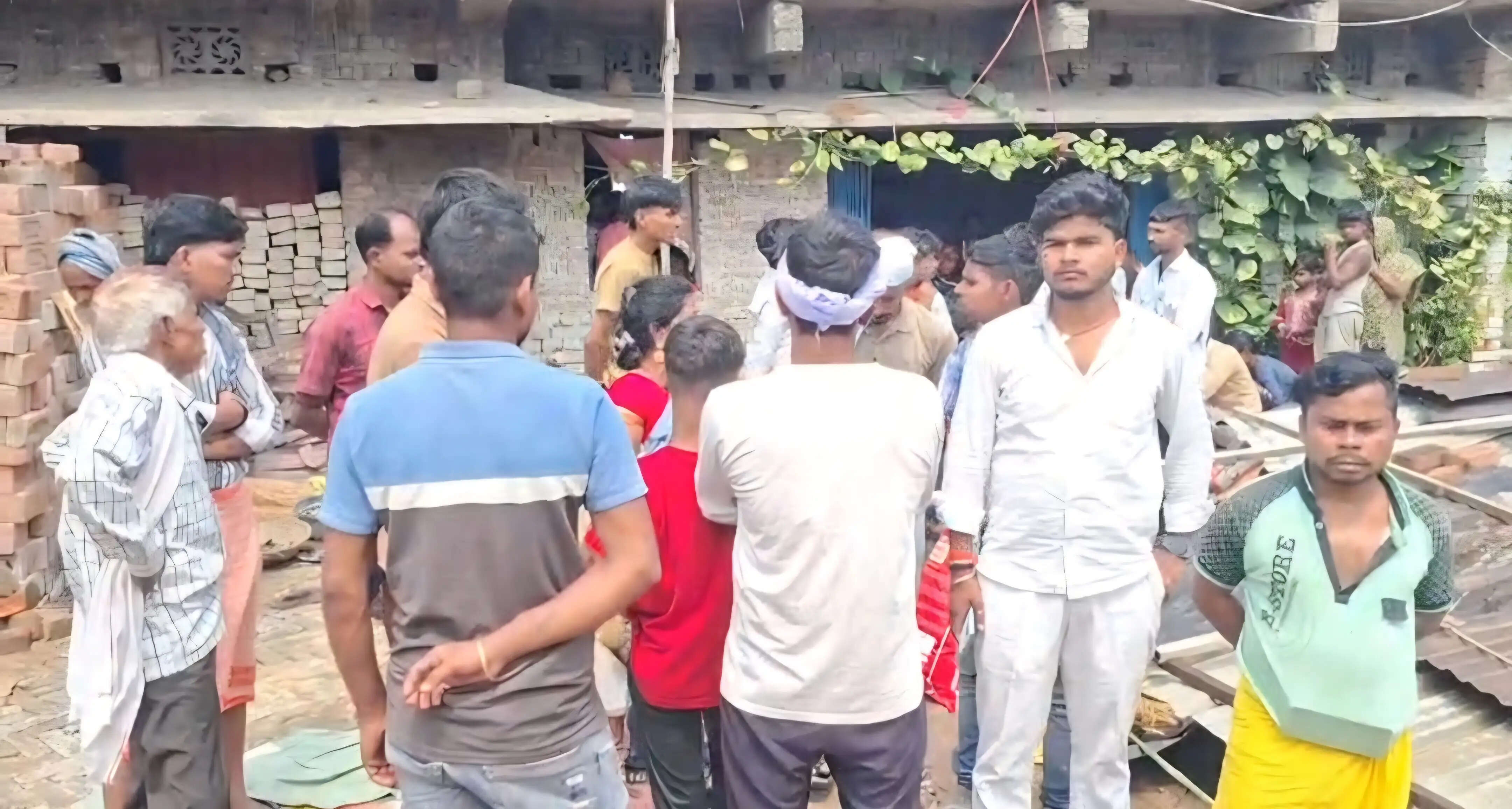 टीन शेड की चपेट में आने से बुजुर्ग महिला की मौत