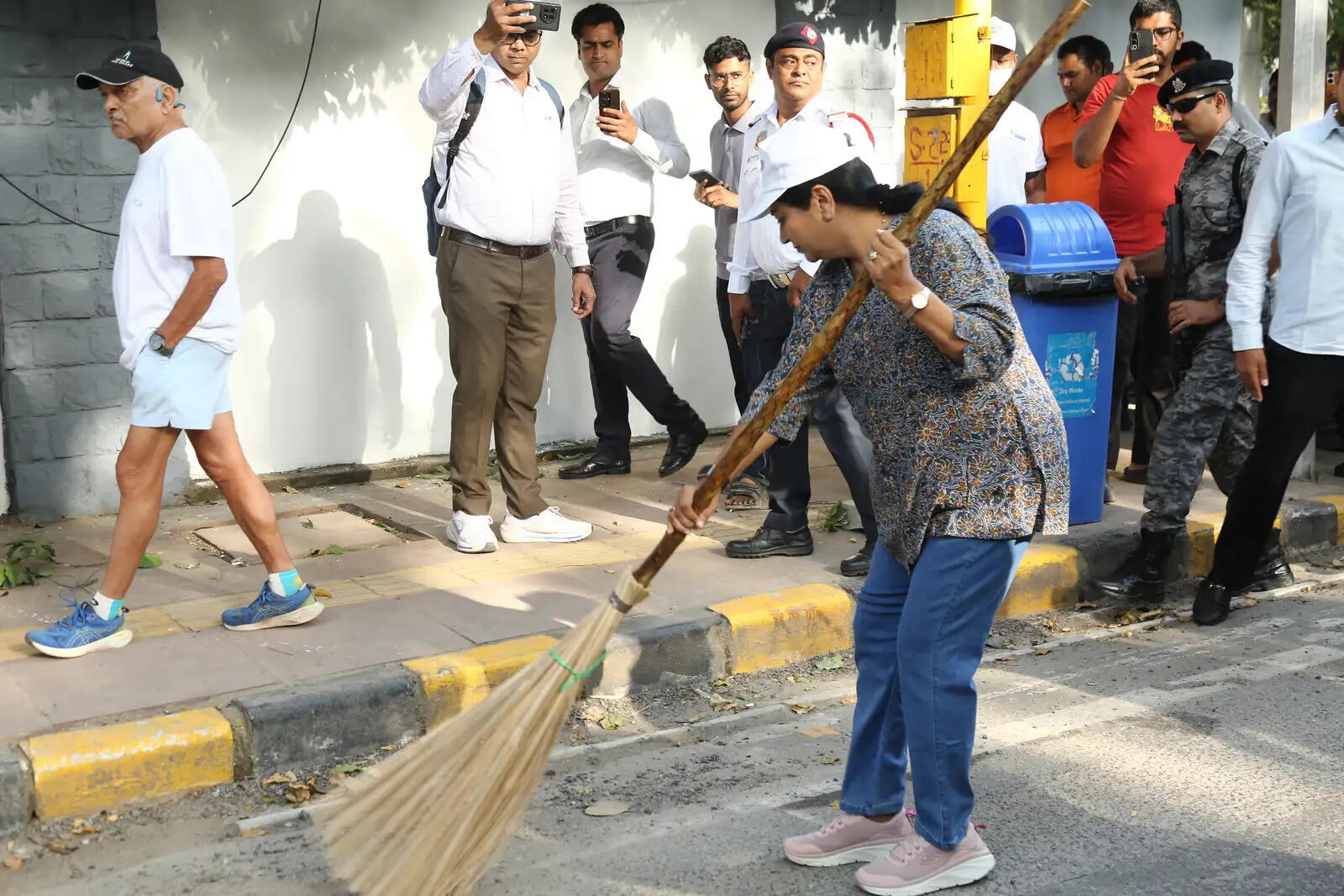 मुख्यमंत्री रेखा गुप्ता ने दिल्ली विश्वविद्यालय में किया स्वच्छता अभियान का शुभारंभ